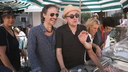 Michael Ostrowski mit Johannes Silberschneider (Glaube) auf ein Eis.