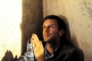 Nils (Florian Stadler) betet um Rettung aus dem verfallen Haus.