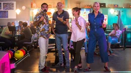 Endlich wieder zusammen (v. li. n. re.): Udo (Beat Marti), J&ouml;rg (G&ouml;tz Schubert), Amelie (Julia J&auml;ger) und Sophia (Katja Weitzenb&ouml;ck) beim Bowling