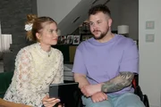 Jonas (Felix van Deventer) erkl&auml;rt Johanna (Charlott Reschke), dass er seine soziale Ader zum Beruf machen m&ouml;chte.
