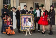 ARD/HEITER BIS T&Ouml;DLICH - ZWISCHEN DEN ZEILEN, neue Krimi-Kom&ouml;die mit 16 Folgen, Folge 7 "Elvis lebt", am Donnerstag (28.03.2013) um 18.50 Uhr im Ersten. Aachens beliebtester Elvis-Imitator ist &uuml;berraschend gestorben. Vor dem Krematorium erweisen ihm seine engsten Imitatoren-Freunde Marilyn (Ela Paul, 3.v.l.), Michael Jackson (Hubertus Grimm, 3.v.r.), seine Mutter Rosi (Angelika Thomas, 4.v.l.) und alle anderen (Komparsen) die letzte  Ehre.