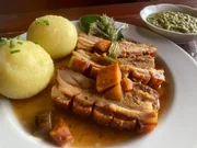 Hauptspeise im Bähr-Keller in Schönbrunn: Fränkischer Krustenbraten mit Biersoße, Kartoffelklößen und Wirsing. Hauptspeise im Bähr-Keller in Schönbrunn: Fränkischer Krustenbraten mit Biersoße, Kartoffelklößen und Wirsing.