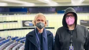 EU-Parlament-Abgeordneter Nico Semsrott empf&auml;ngt Pierre M. Krause in Stra&szlig;burg.