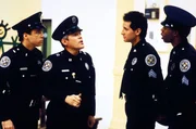 Captain Harris (G.W. Bailey, 2.v.li.) spricht ein ernstes W&ouml;rtchen mit Sgt. Larvell Jones (Michael Winslow, re.) und Sgt. Carey Mahoney (Steve Guttenberg, 2.v.re.).  +++ Die Verwendung des sendungsbezogenen Materials ist nur mit dem Hinweis und Verlinkung auf RTL+ gestattet. +++
