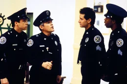 Captain Harris (G.W. Bailey, 2.v.li.) spricht ein ernstes W&ouml;rtchen mit Sgt. Larvell Jones (Michael Winslow, re.) und Sgt. Carey Mahoney (Steve Guttenberg, 2.v.re.).  +++ Die Verwendung des sendungsbezogenen Materials ist nur mit dem Hinweis und Verlinkung auf RTL+ gestattet. +++