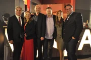 Hubert genie&szlig;t die Zeit in Brettschneiders Club. Von links: Andere G&auml;ste (KLD), Hubert Kirchleitner (Bernhard Ulrich), Frank Brettschneider (Fritz Scheuermann) und weitere G&auml;ste (KLD).