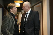 Als Philipp (Philipp Romann, l.) merkt, dass Nickel (Andreas Conrad, r.) auf Gina anspringt, unterbreitet er ihr ein unmoralisches Angebot ... Als Philipp (Philipp Romann, l.) merkt, dass Nickel (Andreas Conrad, r.) auf Gina anspringt, unterbreitet er ihr ein unmoralisches Angebot ...