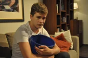Das Take-Away-Essen schl&auml;gt Patrick (Lucas Bauer) auf den Magen.