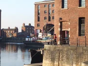 Die Kontore und Lagerhäuser am Royal Albert Dock wurden in England erstmalig ab Mitte des 19. Jahrhunderts in einer neuen Bauweise erbaut. Für die Gebäude wurden Ziegel und Metallkonstruktionen verwendet. Die Kontore und Lagerhäuser am Royal Albert Dock wurden in England erstmalig ab Mitte des 19. Jahrhunderts in einer neuen Bauweise erbaut. Für die Gebäude wurden Ziegel und Metallkonstruktionen verwendet.