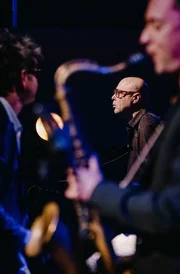 John Beasley gemeinsam mit der SWR Big Band.