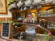 Küchenmeister Michael Bayer hinter dem Tresen beim Bierzapfen. Küchenmeister Michael Bayer hinter dem Tresen beim Bierzapfen.