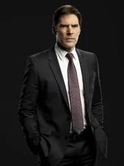 (9. Staffel) - Mit seinen Kollegen bringt Special Agent Aaron Hotchner (Thomas Gibson) jeden Serientäter zur Strecke ... (9. Staffel) - Mit seinen Kollegen bringt Special Agent Aaron Hotchner (Thomas Gibson) jeden Serientäter zur Strecke ...