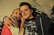 Endlich ist das junge Gl&uuml;ck wieder vereint. Von links: Klara (Josephine Kroetz) und Florian Brunner (Tommy Schwimmer).
