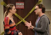 Geraten wegen einer Rolle in eine Krise: Penny (Kaley Cuoco, l.) und Leonard (Johnny Galecki, r.) ... Geraten wegen einer Rolle in eine Krise: Penny (Kaley Cuoco, l.) und Leonard (Johnny Galecki, r.) ...