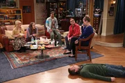 W&auml;hrend Sheldon mit Howard in Texas unterwegs ist, haben Raj (Kunal Nayyar, M.) und Stuart (Kevin Sussman, liegend) eine &Uuml;berraschung f&uuml;r Bernadette (Melissa Rauch, l.), Amy (Mayim Bialik, 2.v.l.), Leonard (Johnny Galecki, 2.v.r.) und Penny (Kaley Cuoco, r.). Doch die kommt leider nicht sehr gut an ...