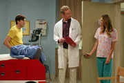 Was ist nur mit Walden (Ashton Kutcher, l.), Herb (Ryan Stiles, M.) und Amber (Kelly Rohrbach, r.) los? Was ist nur mit Walden (Ashton Kutcher, l.), Herb (Ryan Stiles, M.) und Amber (Kelly Rohrbach, r.) los?