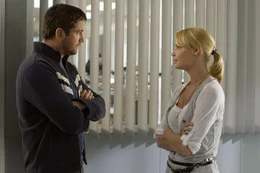 Die attraktive TV-Produzentin Abby (Katherine Heigl, r.) hat hohe Anspr&uuml;che an ihren zuk&uuml;nftigen Mann. Er soll gut aussehen, charmant und romantisch veranlagt sein. Doch die Suche nach Mr. Right gestaltet sich schwierig. Als sie eines Tages eine neue Show namens "Die nackte Wahrheit" mit dem Chauvinisten Mike (Gerard Butler, l.) produzieren soll, str&auml;ubt sich alles in ihr, denn Mike vertritt die Meinung, dass M&auml;nner immer nur das Eine wollen und Frauen sich dem zu f&uuml;gen haben sollen, wenn sie einen abbekomm