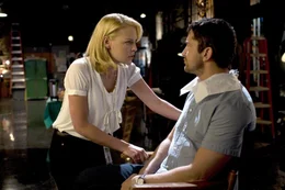 Abby (Katherine Heigl, l.), die erfolgreiche Produzentin einer morgendlichen Unterhaltungssendung, stellt hohe Erwartungen an die M&auml;nnerwelt. Mike (Gerard Butler, r.), der chauvinistische TV-Star, mit dem sie zusammenarbeitet, ist dagegen &uuml;berzeugt, dass M&auml;nner nur das "Eine" wollen. Fest entschlossen, sich dennoch ihren Traummann zu angeln, l&auml;sst sich Abby einige Tipps von Mike geben. Mit &uuml;berraschenden Folgen ...