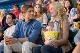 Um Abby (Katherine Heigl, r.) davon zu &uuml;berzeugen, dass er mit seiner Meinung &uuml;ber M&auml;nner und Frauen Recht hat, hilft Mike ihr, sich den charmanten Chirurgen Colin (Eric Winter, l.) zu angeln. Abby geht auf sein Angebot ein und wendet die absurd klingenden M&auml;nnerregeln bei Colin an. Es scheint, als ob Mikes Strategien aufgehen. Doch die nackte Wahrheit sieht am Ende ganz anders aus ...