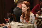Ahnt nicht, dass sie nicht das einzige Date von Raj ist: Emily (Laura Spencer) ... Ahnt nicht, dass sie nicht das einzige Date von Raj ist: Emily (Laura Spencer) ...