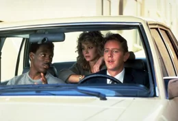 Zwar soll Beverly Hills Detective Billy Rosewood (Judge Reinhold, r.) seinen durchgeknallten Kollegen Axel (Eddie Murphy, l.) im Auge und im Zaum halten, doch schon bald steht er voll unter Axels Einfluss und hilft zusammen mit der sch&ouml;nen Jenny (Lisa Eilbacher, M.), die Gangster zu schnappen ...