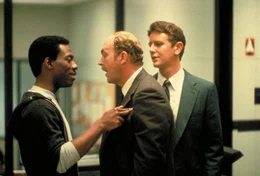 Mit seinen unkonventionellen Methoden und seiner gro&szlig;en Klappe ist Axel (Eddie Murphy, l.) seinen Vorgesetzten und seinen Kollegen in LA ein Dorn im Auge. Billy Rosewood (Judge Reinhold, r.) und Sergeant Taggart (John Ashton, M.) sollen auf Axel aufpassen ...