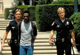 Seine Vorgesetzten haben etwas gegen die unkonventionellen Ermittlungsmethoden ihres Undercover-Mannes: Axel (Eddie Murphy, M.) sitzt mal wieder in der Tinte ...