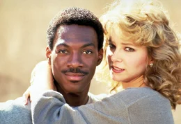 Da die Cops in Beverly Hills nicht mit ihrem chaotischen Kollegen Axel (Eddie Murphy, r.) zu tun haben wollen, ist Axel gezwungen, den Fall allein aufzukl&auml;ren, bis die sch&ouml;ne Jenny Summers (Lisa Eilbacher, l.) ihm hilft ...