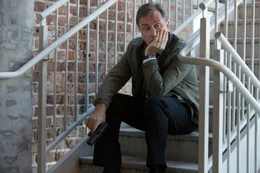 Der ehemalige CIA-Agent Hopper (Tim Roth) hat es auf Francis abgesehen. Auf seiner Jagd nach ihm gibt er sich als Polizist Reynolds aus. Ob das gut geht?