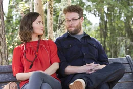 Kelly Radner (Rose Byrne, l.); Mac Radner (Seth Rogen, r.)