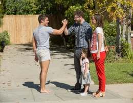 Die ehemaligen Feinde Teddy (Zac Efron, l.), Mac (Seth Rogen, M.), Stella (Elise Vergas, Zoey Vergas, 2.v.l.) und Kelly (Rose Byrne, r.) verb&uuml;nden sich, um die neue Schwesternschaft im Nachbarhaus zu vergraulen ...