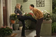 Ahnen nicht, dass ihre Aff&auml;re aufzufliegen droht: Alan (Jon Cryer, r.) und Lyndsey (Courtney Thorne-Smith, l.) ...