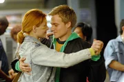 Rückblick ins Jahr 1989: Nadia (Elena Satine, l.) und Cyrus (Dustin McCamie, r.) halten zusammen wie Pech und Schwefel ... Rückblick ins Jahr 1989: Nadia (Elena Satine, l.) und Cyrus (Dustin McCamie, r.) halten zusammen wie Pech und Schwefel ...