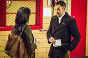 Holmes (Jonny Lee Miller, r.) und Watson (Lucy Liu, l.) k&uuml;mmern sich um einen lange zur&uuml;ckliegenden Fall, in dem ein Mann verd&auml;chtigt wurde, seine Frau umgebracht zu haben. Der Verd&auml;chtige hat nun ein P&auml;ckchen mit grausigem Inhalt bekommen: die Ohren seiner Frau, zusammen mit einer L&ouml;segeldforderung ...