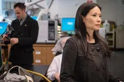 Wer k&ouml;nnte Interesse daran gehabt haben, den ber&uuml;hmten Krebsforscher Barry Granger aus dem Weg zu r&auml;umen? Dr. Watson (Lucy Liu, r.) und Sherlock Holmes (Jonny Lee Miller, l.) stehen vor einem R&auml;tsel ...
