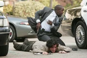 Der Heckensch&uuml;tze der L.A. bedroht kennt keine Gnade. Charlie (David Krumholtz, unten) und David (Alimi Ballard, oben) suchen Schutz hinter einem Wagen ...