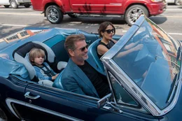 Richard (Pierce Brosnan, vorne l.); Olivia (Salma Hayek, r.)