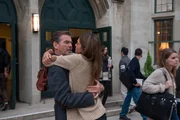 Richard (Pierce Brosnan, l.); Kate (Jessica Alba, r.)