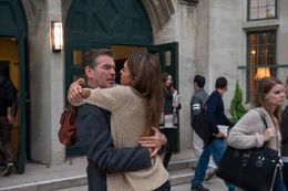 Richard (Pierce Brosnan, l.); Kate (Jessica Alba, r.)