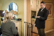 Holmes (Jonny Lee Miller, r.) befragt Ruth Colville (Judith Ivey, l.), die Mutter des Serienm&ouml;rders, der vor Jahren im Gef&auml;ngnis erstochen wurde. Wie kann es sein, dass jetzt wieder Taten ver&uuml;bt wurden, die haargenau seinem damaligen Muster entsprechen?