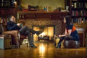 Als eine Leiche mit Bissspuren am Hals gefunden wird, werden Holmes (Jonny Lee Miller, l.) und Watson (Lucy Liu, r.) an einen lange zur&uuml;ckliegenden Fall erinnert ...