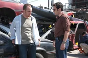 Don (Rob Morrow, r.) macht sich auf die Suche nach den verr&uuml;ckten Flugzeug-T&uuml;ftlern und trifft auf Blake (Ethan Embry, l.). Hat Blake mit denen was zu tun?