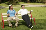 Versuchen sich beim Golfen vom Alltag zu erholen: Charlie (David Krumholtz, l.) und Don (Rob Morrow, r.) ...