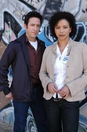 Arbeiten gemeinsam an einem neuen Fall: Erica Weston (Gloria Reuben, r.) und Don (Rob Morrow, l.) ...
