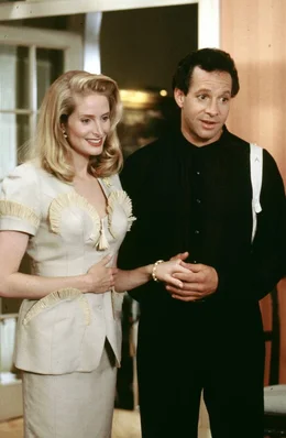 Roger (Steve Guttenberg, r.) und Clarice Kensington (Jane Sibbett, l.) wollen heiraten. Dass die Blondine Kinder eigentlich gar nicht leiden kann, verheimlicht sie ihrem Verlobten ...