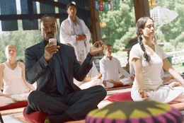 Mit allen Mitteln versucht Jack McCall (Eddie Murphy, l) den popul&auml;ren Guru Dr. Sinja (Cliff Curtis, M.) von sich und seinem Verlag zu &uuml;berzeugen. Doch schlie&szlig;lich schenkt der Guru ihm mehr Aufmerksamkeit, als Jack lieb ist ...