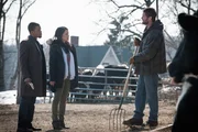 Bart MacIntosh (Garret Dillahunt, r.), der Bruder des mutmaßlichen Terroristen Eugene MacIntosh, ist ein hart arbeitender Milchbauer, der mit staatlicher Hilfe versucht, seinen Hof aufrechtzuerhalten. Obwohl er Watson (Lucy Liu, M.) und Bell (Jon Michael Hill, l.) nur Schlechtes über seinen Bruder zu erzählen hat, will er ihnen seinen Aufenthaltsort dennoch nicht verraten und gibt vor, ihn schon ewig nicht mehr gesehen zu haben ... Bart MacIntosh (Garret Dillahunt, r.), der Bruder des mutmaßlichen Terroristen Eugene MacIntosh, ist ein hart arbeitender Milchbauer, der mit staatlicher Hilfe versucht, seinen Hof aufrechtzuerhalten. Obwohl er Watson (Lucy Liu, M.) und Bell (Jon Michael Hill, l.) nur Schlechtes über seinen Bruder zu erzählen hat, will er ihnen seinen Aufenthaltsort dennoch nicht verraten und gibt vor, ihn schon ewig nicht mehr gesehen zu haben ...