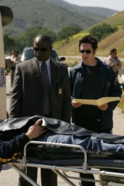 Bei einem Unfall mit einem Gefängnisbus sind zwei gefährliche Verbrecher ausgebrochen und flüchtig. Don (Rob Morrow, r.) und David (Alimi Ballard, l.) ermitteln in diesem Fall ... Bei einem Unfall mit einem Gefängnisbus sind zwei gefährliche Verbrecher ausgebrochen und flüchtig. Don (Rob Morrow, r.) und David (Alimi Ballard, l.) ermitteln in diesem Fall ...