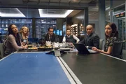 (v.l.n.r.) Danny James (Jaime Lee Kirchner); Marissa Morgan (Geneva Carr); Dr. Jason Bull (Michael Weatherly); Benny Colón (Freddy Rodriguez); Chunk Palmer (Chris Jackson); Cable McCrory (Annabelle Attanasio) (v.l.n.r.) Danny James (Jaime Lee Kirchner); Marissa Morgan (Geneva Carr); Dr. Jason Bull (Michael Weatherly); Benny Colón (Freddy Rodriguez); Chunk Palmer (Chris Jackson); Cable McCrory (Annabelle Attanasio)
