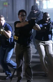 Erica Logan überfällt den Juwelier Rausch und erpresst die Herausgabe von Diamanten ... Nun sind Don Eppes (Rob Morrow, M.), Colby Granger (Dylan Bruno, l.) und David Sinclair (Alimi Ballard, r.) gefragt um die Entführten zu finden ... Erica Logan überfällt den Juwelier Rausch und erpresst die Herausgabe von Diamanten ... Nun sind Don Eppes (Rob Morrow, M.), Colby Granger (Dylan Bruno, l.) und David Sinclair (Alimi Ballard, r.) gefragt um die Entführten zu finden ...